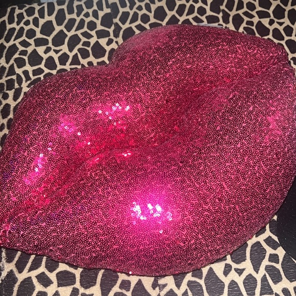 Luscious Lips sequined decorative pillow - Picture 2 of 10